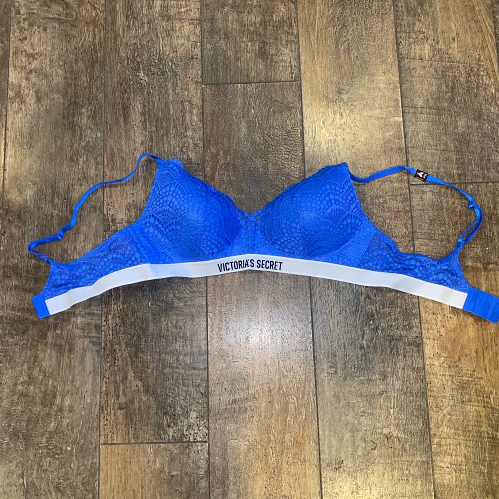 NWT. Victoria Secret blue lace bra. Size 36b.